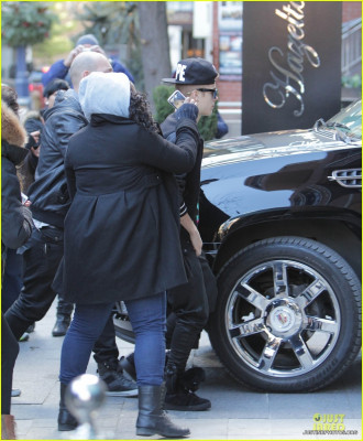 24.11 | Justin Bieber cumprimentando fãs em Toronto