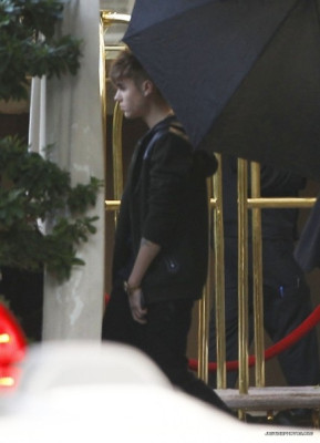 12.03 | Justin Bieber deixando seu hotel em Beverly Hills