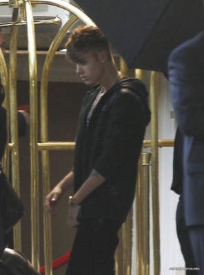 12.03 | Justin Bieber deixando seu hotel em Beverly Hills