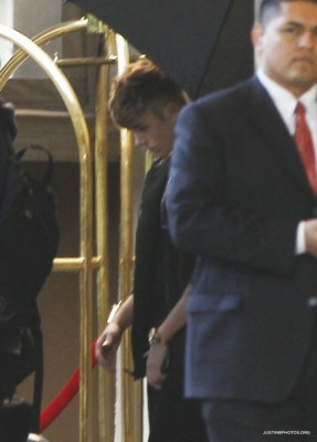 12.03 | Justin Bieber deixando seu hotel em Beverly Hills