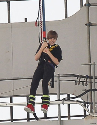 28.04 | Justin Bieber pulando de Bungee Jumping