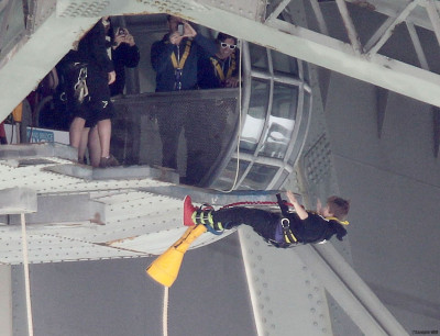 28.04 | Justin Bieber pulando de Bungee Jumping