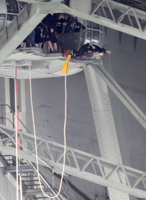 28.04 | Justin Bieber pulando de Bungee Jumping