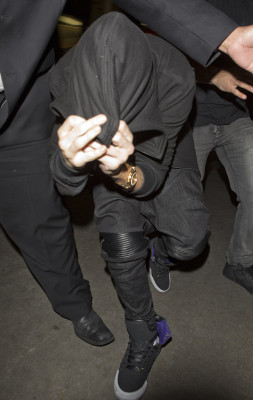 12.04 | Justin Bieber deixando posto de gasolina em LA