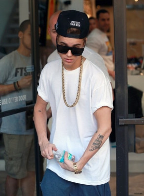 12.10 | Justin Bieber fazendo compras em Miami
