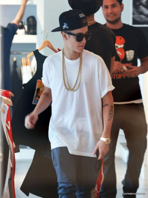 12.10 | Justin Bieber fazendo compras em Miami