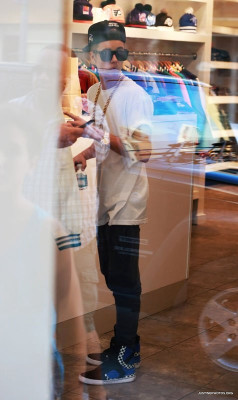 12.10 | Justin Bieber fazendo compras em Miami