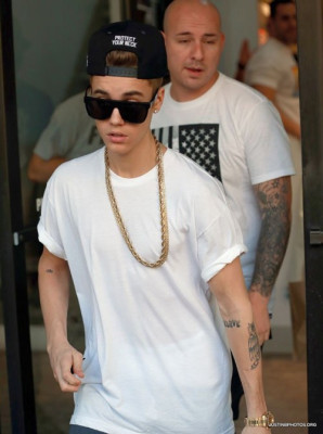 12.10 | Justin Bieber fazendo compras em Miami