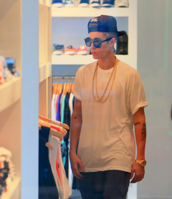 12.10 | Justin Bieber fazendo compras em Miami