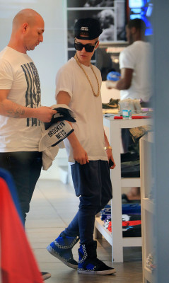 12.10 | Justin Bieber fazendo compras em Miami