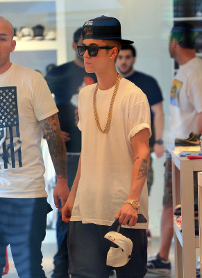 12.10 | Justin Bieber fazendo compras em Miami