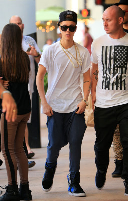 12.10 | Justin Bieber fazendo compras em Miami