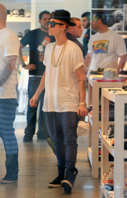 12.10 | Justin Bieber fazendo compras em Miami