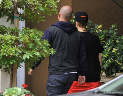 17.12 | Justin Bieber vai ao Mc Donadl's em West Hollywood, Los Angeles