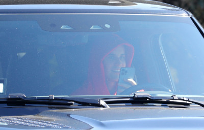 20.01 | Faz recados com seu Range Rover em Beverly Hills