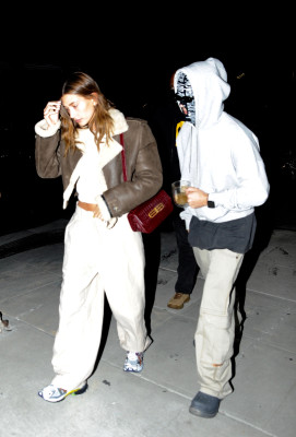 26.01 | Chega a uma missa na Igreja Churchome, em Beverly Hills
