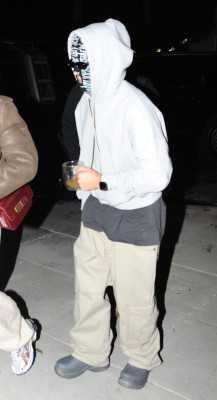 26.01 | Chega a uma missa na Igreja Churchome, em Beverly Hills