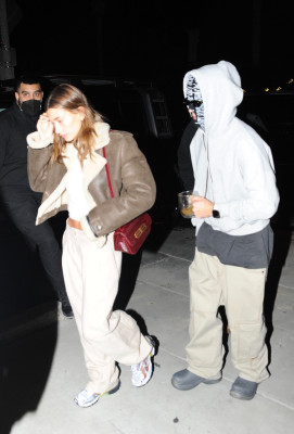 26.01 | Chega a uma missa na Igreja Churchome, em Beverly Hills