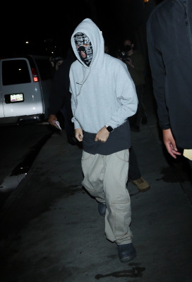 26.01 | Sai da missa em Beverly Hills
