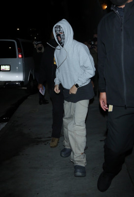 26.01 | Sai da missa em Beverly Hills
