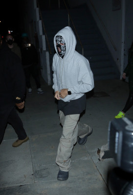 26.01 | Sai da missa em Beverly Hills
