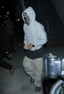 26.01 | Sai da missa em Beverly Hills