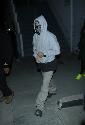 26.01 | Sai da missa em Beverly Hills