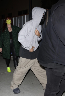 26.01 | Sai da missa em Beverly Hills