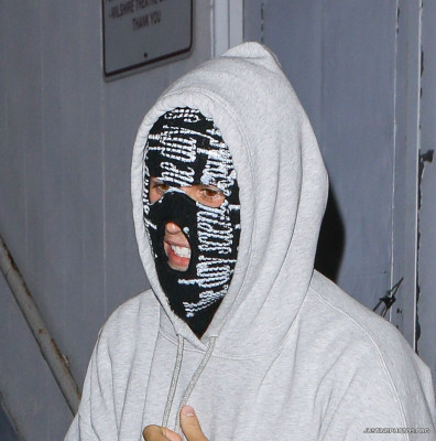 26.01 | Sai da missa em Beverly Hills