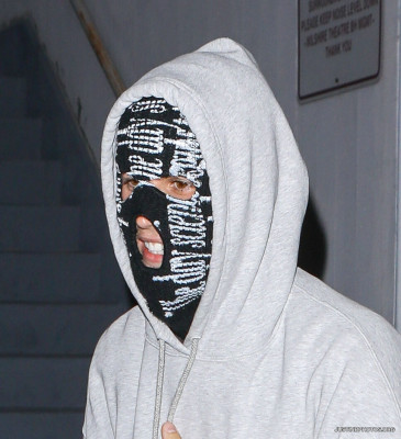 26.01 | Sai da missa em Beverly Hills