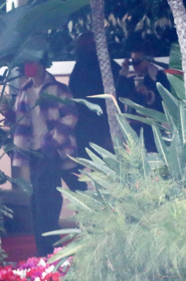 29.01 | Saindo do Beverly Hills Hotel depois de tomar o café da manhã de sábado
