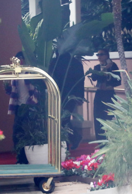 29.01 | Saindo do Beverly Hills Hotel depois de tomar o café da manhã de sábado