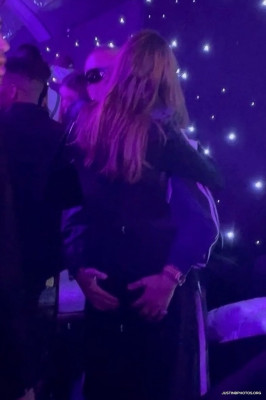 12.02 | Na festa do Super Bowl organizada por Drake em Los Angeles