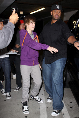 05.04 | Justin Bieber deixando cinema em Los Angeles