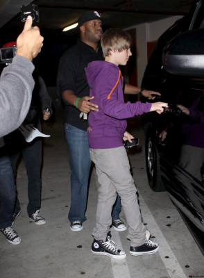 05.04 | Justin Bieber deixando cinema em Los Angeles