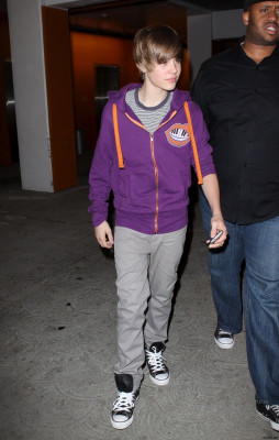 05.04 | Justin Bieber deixando cinema em Los Angeles