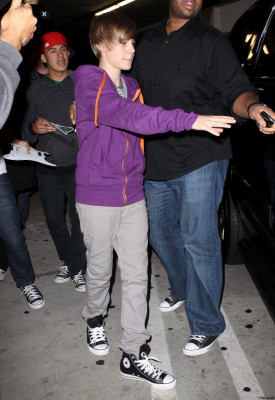 05.04 | Justin Bieber deixando cinema em Los Angeles