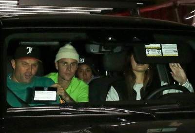 17.02 | Saindo após um jantar com amigos no Matsuhisa, em Beverly Hills