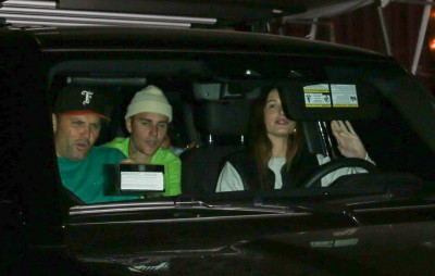 17.02 | Saindo após um jantar com amigos no Matsuhisa, em Beverly Hills