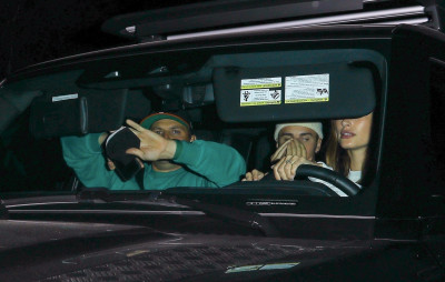 17.02 | Saindo após um jantar com amigos no Matsuhisa, em Beverly Hills