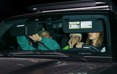 17.02 | Saindo após um jantar com amigos no Matsuhisa, em Beverly Hills