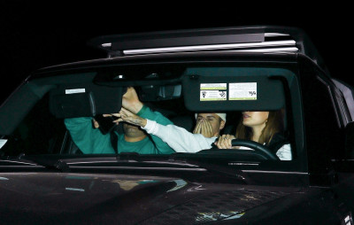 17.02 | Saindo após um jantar com amigos no Matsuhisa, em Beverly Hills