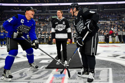 23.02 | Justin Bieber no evento "Patine por uma LA Forte", realizado pela NHL e pelo Los Angeles Kings.