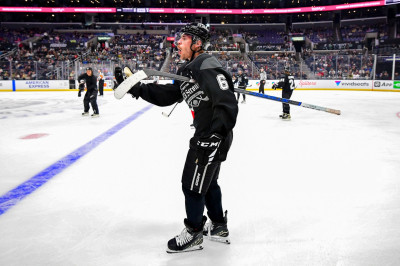 23.02 | Justin Bieber no evento "Patine por uma LA Forte", realizado pela NHL e pelo Los Angeles Kings.