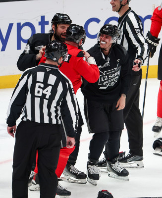 23.02 | Justin Bieber no evento "Patine por uma LA Forte", realizado pela NHL e pelo Los Angeles Kings.