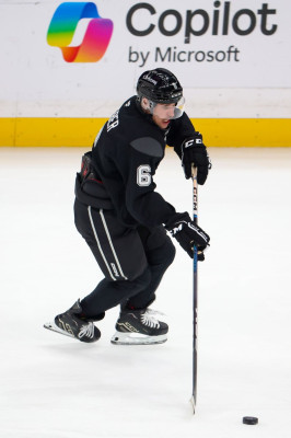 23.02 | Justin Bieber no evento "Patine por uma LA Forte", realizado pela NHL e pelo Los Angeles Kings.