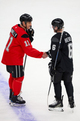 23.02 | Justin Bieber no evento "Patine por uma LA Forte", realizado pela NHL e pelo Los Angeles Kings.