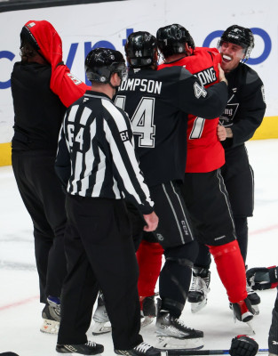 23.02 | Justin Bieber no evento "Patine por uma LA Forte", realizado pela NHL e pelo Los Angeles Kings.