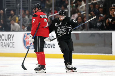 23.02 | Justin Bieber no evento "Patine por uma LA Forte", realizado pela NHL e pelo Los Angeles Kings.