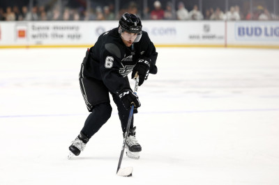 23.02 | Justin Bieber no evento "Patine por uma LA Forte", realizado pela NHL e pelo Los Angeles Kings.